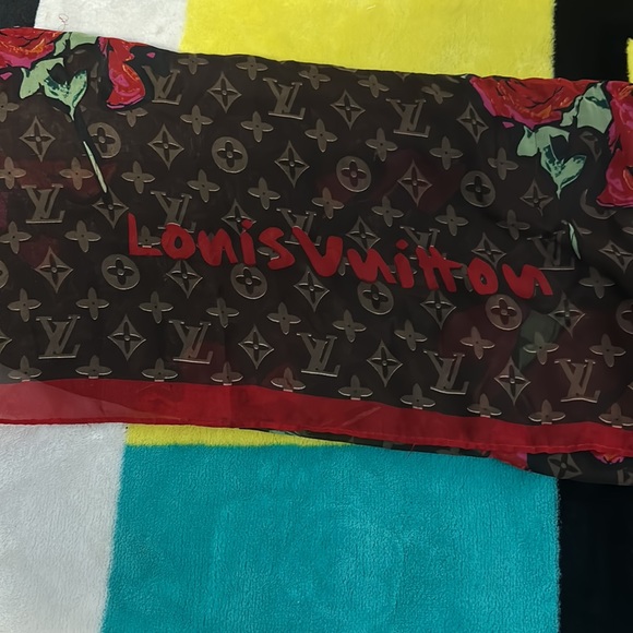 2008 Louis Vuitton Monogram Roses Silk/Chiffon Scarf - Picture 4 of 4